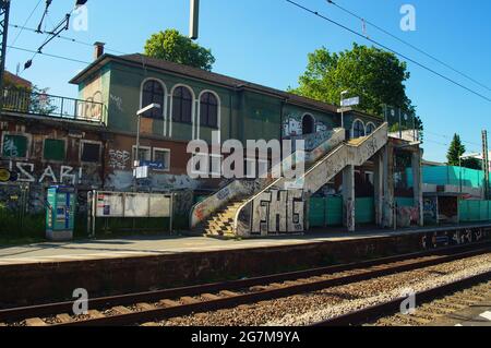 FRANKFURT, DEUTSCHLAND - 02. Jun 2021: Der verfallene Bahnhof Frankfurt Eschersheim an der Main-Weser-Bahn. Das Gebäude wurde 1877 erbaut und wird abgerissen Stockfoto