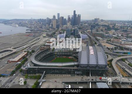 Eine Luftaufnahme von T-Mobile Park (Vordergrund) und Lumen Field, Mittwoch, 14. Juli 2021, in Seattle, Der T-Mobile Park ist die Heimat der Seattle Mariners Stockfoto