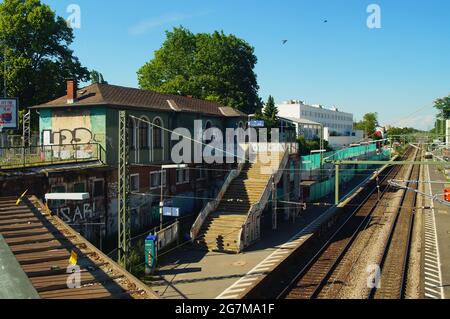 FRANKFURT, DEUTSCHLAND - 02. Jun 2021: Der verfallene Bahnhof Frankfurt Eschersheim an der Main-Weser-Bahn. Das Gebäude wurde 1877 erbaut und wird abgerissen Stockfoto