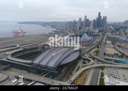 Eine Luftaufnahme von T-Mobile Park (Vordergrund) und Lumen Field, Mittwoch, 14. Juli 2021, in Seattle, Der T-Mobile Park ist die Heimat der Seattle Mariners Stockfoto