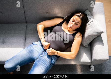 Frau Kämpft Mit Engen Jeans. Gewichtszunahme Stockfoto