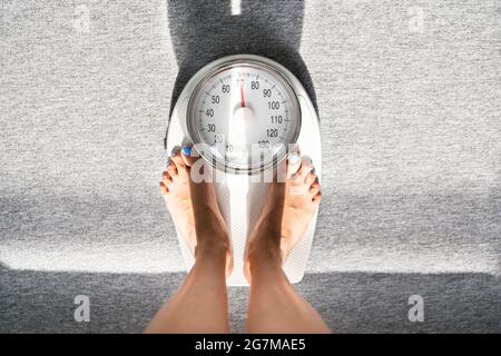 Wiegewaage Gewichtskontrolle Und -Messung. Lady Steht Nach Dem Workout Stockfoto