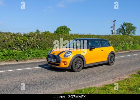 2015 Mini One orange 1198cc Benziner 2dr-Heckklappe, auf dem Weg zur Capesthorne Hall Classic Car Show im Mai, Cheshire, Großbritannien Stockfoto