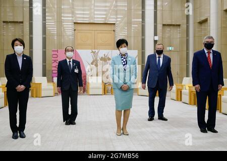 Tokio, Japan. Juli 2021. (L-R) der Präsident von Tokio 2020, Hashimoto Seiko, der Vizegouverneur von Tokio, Tarao Mitsuchika, der Gouverneur von Tokio, Koike Yuriko, der Vizepräsident des Internationalen Olympischen Komitees (IOC), John Coates, und der Präsident des Internationalen Olympischen Komitees (IOC), Thomas Bach, posieren für Fotos vor ihrem Treffen am 15. Juli 2021 in Tokio, Japan. Quelle: POOL/ZUMA Wire/Alamy Live News Stockfoto