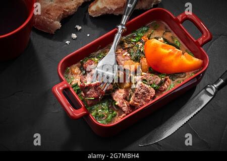 Georgischer Eintopf mit Kalbfleisch-Chakapuli mit Estragon und Persimmon Stockfoto