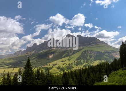 Blick auf die Rosengarten-Gruppe vom Karersee, Dolomiten, Südtirol Stockfoto