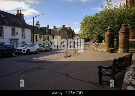 Das Black Bull Inn und das Tor zur St. Andrew's Church auf der A701 Straße aus Moffat Stockfoto