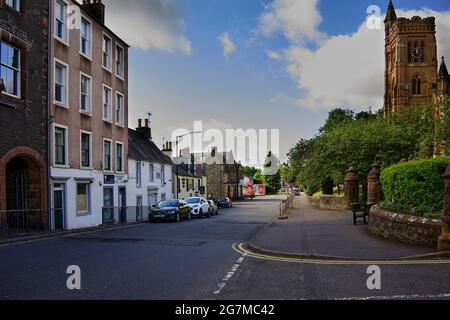 Das Black Bull Inn und das Tor zur St. Andrew's Church auf der A701 Straße aus Moffat Stockfoto