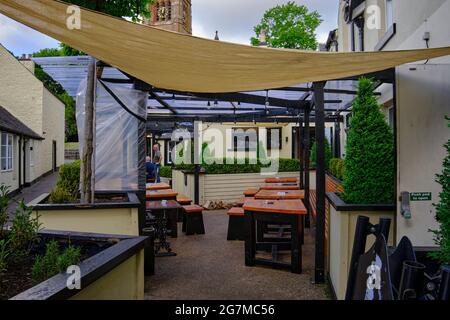 Überdachter Ess- und Trinkbereich im Freien des Black Bull Inn & Hotel in Moffat Stockfoto