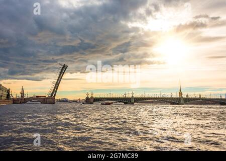 Troizki Brücke tagsüber über den Fluss Newa in Sankt Petersburg Stockfoto