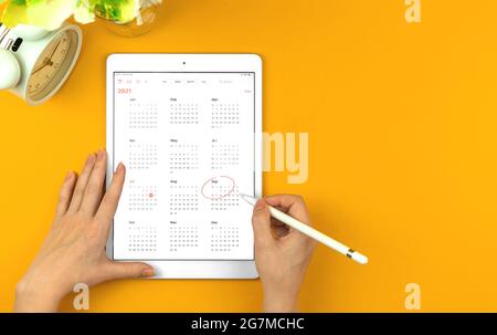 September 2021 rot eingekreist, Kalender auf Tablet, Arbeitsbereich Draufsicht Stockfoto