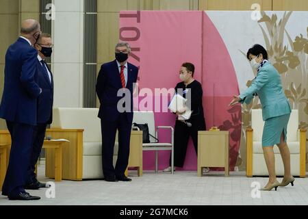 Tokio, Japan. Juli 2021. (L-R) IOC-Mitglied Alex Gilady, IOC-Vizepräsident John Coates, IOC-Präsident Thomas Bach und Gouverneur Koike Yuriko von Tokio vor Beginn ihres Treffens am 15. Juli 2021 in Tokio, Japan. Quelle: POOL/ZUMA Wire/Alamy Live News Stockfoto