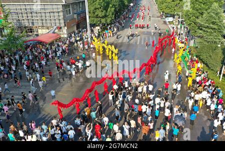 Jianhe, Chinas Provinz Guizhou. Juli 2021. Luftbild zeigt Drachentanzteams, die während des "Liuyueliu", einem Volksfest, im Bezirk Jianhe, Qiandongnan Miao und der Autonomen Präfektur Dong, südwestlich der Provinz Guizhou, auftreten, 15. Juli 2021. Quelle: Yang Ying/Xinhua/Alamy Live News Stockfoto