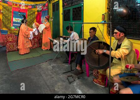 Sing I Lai Cung die chinesische Operntruppe spielt ohne Bühne in Bangkoks Chinatown Stockfoto