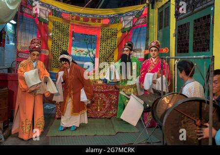 Sing I Lai Cung die chinesische Operntruppe spielt ohne Bühne in Bangkoks Chinatown Stockfoto