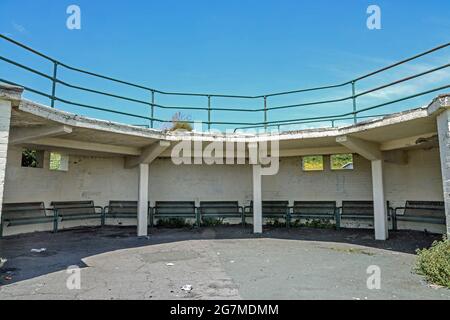 Ein überdachter Sitzbereich, der früher als Verteidigungsanlage mit Blick auf Firestone Bay und Plymouth Sound in Devon diente. Wahrscheinlich wieder Schutz für die Obdachlosen bieten A Stockfoto