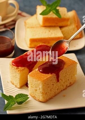 Biskuitkuchen mit Erdbeermarmelade. Stockfoto