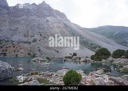Bergsee und schneebedeckte Gipfel im Fann-Gebirge, Tadschikistan Stockfoto