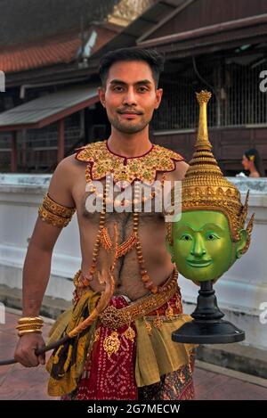 Khon, Maskentanz, Performance im Wat Prasat in Nothaburi. Das Khon Masked Dance Drama in Thailand ist eine darstellende Kunst, die musikalische, vokale, Stockfoto