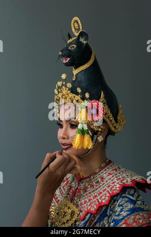 Khon, das Masked Dance Drama von Khon in Thailand, ist eine darstellende Kunst, die musikalische, vokale, literarische, tänzerische, rituelle und handwerkliche Elemente kombiniert. Khon Stockfoto