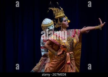 Khon, das Masked Dance Drama von Khon in Thailand, ist eine darstellende Kunst, die musikalische, vokale, literarische, tänzerische, rituelle und handwerkliche Elemente kombiniert. Khon Stockfoto