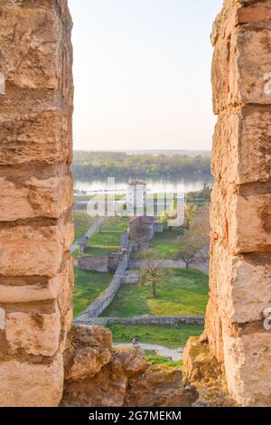 Blick auf die Sava und die historischen Mauern von der Belgrader Festung, Kalemegdan Park, Belgrad, Serbien, April 2019. Stockfoto