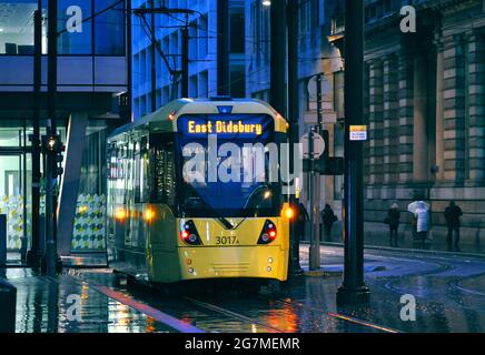 MANCHESTER - DEZ 01: Metrolink Light Rail und gelbe Straßenbahn in Manchester, Dezember 01. 2021 in Großbritannien Stockfoto