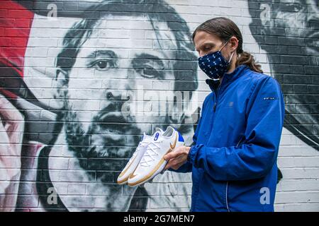 LONDON 15 Juli 2021 . Fußballfan Nick Herbert posiert mit den von ihm auf Nike von You entworfenen Harry Kane Schuhen vor dem Wandbild, das der Stadtstraßenkünstler MurWalls im Auftrag des Londoner Bürgermeisters Sadiq Khan in Essig Yard nahe der London Bridge enthüllt hat. Das Wandbild zeigt ein Bild von Manager Gareth Southgate, Kapitän Harry Kane und Raheem Sterling „You did US stolze“ und würdigt die Erfolge der englischen Fußballmannschaft beim Erreichen des Finales der Fußball-Europameisterschaft 2020. Credit amer Ghazzal/Alamy Live News Stockfoto