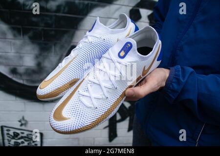 LONDON 15 Juli 2021 . Fußballfan Nick Herbert posiert mit den von ihm auf Nike von You entworfenen Harry Kane Schuhen vor dem Wandbild, das der Stadtstraßenkünstler MurWalls im Auftrag des Londoner Bürgermeisters Sadiq Khan in Essig Yard nahe der London Bridge enthüllt hat. Das Wandbild zeigt ein Bild von Manager Gareth Southgate, Kapitän Harry Kane und Raheem Sterling „You did US stolze“ und würdigt die Erfolge der englischen Fußballmannschaft beim Erreichen des Finales der Fußball-Europameisterschaft 2020. Credit amer Ghazzal/Alamy Live News Stockfoto