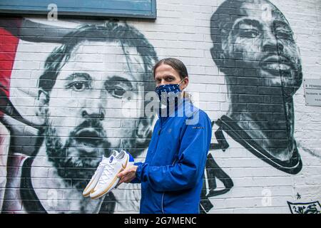 LONDON 15 Juli 2021 . Fußballfan Nick Herbert posiert mit den von ihm auf Nike von You entworfenen Harry Kane Schuhen vor dem Wandbild, das der Stadtstraßenkünstler MurWalls im Auftrag des Londoner Bürgermeisters Sadiq Khan in Essig Yard nahe der London Bridge enthüllt hat. Das Wandbild zeigt ein Bild von Manager Gareth Southgate, Kapitän Harry Kane und Raheem Sterling „You did US stolze“ und würdigt die Erfolge der englischen Fußballmannschaft beim Erreichen des Finales der Fußball-Europameisterschaft 2020. Credit amer Ghazzal/Alamy Live News Stockfoto