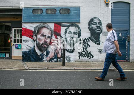 LONDON 15 Juli 2021 . In Essig Yard in der Nähe der London Bridge wurde ein Wandgemälde vom städtischen Straßenkünstler MurWalls enthüllt, das vom Bürgermeister Sadiq Khan in Auftrag gegeben wurde. Das Wandbild zeigt ein Bild von Manager Gareth Southgate, Kapitän Harry Kane und Raheem Sterling neben dem Slogan „You did US stolze“ und würdigt die Erfolge der englischen Fußballmannschaft beim Erreichen des Finales der Fußball-Europameisterschaft 2020. Credit amer Ghazzal/Alamy Live News Stockfoto