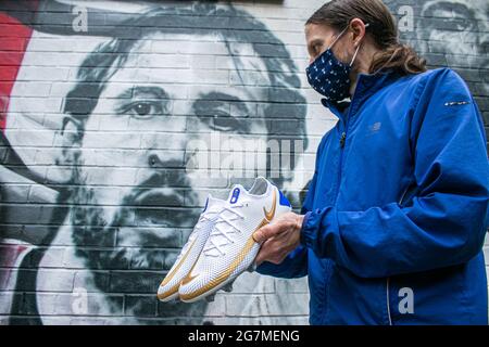LONDON 15 Juli 2021 . Fußballfan Nick Herbert posiert mit den von ihm auf Nike von You entworfenen Harry Kane Schuhen vor dem Wandbild, das der Stadtstraßenkünstler MurWalls im Auftrag des Londoner Bürgermeisters Sadiq Khan in Essig Yard nahe der London Bridge enthüllt hat. Das Wandbild zeigt ein Bild von Manager Gareth Southgate, Kapitän Harry Kane und Raheem Sterling „You did US stolze“ und würdigt die Erfolge der englischen Fußballmannschaft beim Erreichen des Finales der Fußball-Europameisterschaft 2020. Credit amer Ghazzal/Alamy Live News Stockfoto