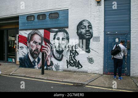 LONDON 15 Juli 2021 . In Essig Yard in der Nähe der London Bridge wurde ein Wandgemälde vom städtischen Straßenkünstler MurWalls enthüllt, das vom Bürgermeister Sadiq Khan in Auftrag gegeben wurde. Das Wandbild zeigt ein Bild von Manager Gareth Southgate, Kapitän Harry Kane und Raheem Sterling neben dem Slogan „You did US stolze“ und würdigt die Erfolge der englischen Fußballmannschaft beim Erreichen des Finales der Fußball-Europameisterschaft 2020. Credit amer Ghazzal/Alamy Live News Stockfoto