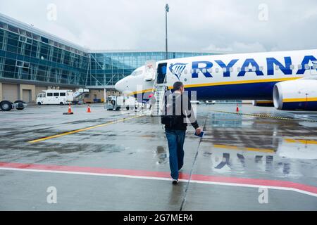 Ein Team von Technikern bereitet das Flugzeug auf den Abflug vor. Lviv, Ukraine - 05.15.2019 Stockfoto