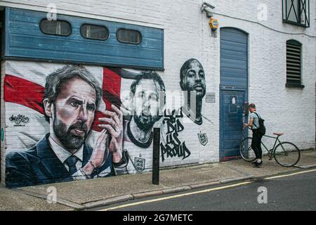 LONDON 15 Juli 2021 . In Essig Yard in der Nähe der London Bridge wurde ein Wandgemälde vom städtischen Straßenkünstler MurWalls enthüllt, das vom Bürgermeister Sadiq Khan in Auftrag gegeben wurde. Das Wandbild zeigt ein Bild von Manager Gareth Southgate, Kapitän Harry Kane und Raheem Sterling neben dem Slogan „You did US stolze“ und würdigt die Erfolge der englischen Fußballmannschaft beim Erreichen des Finales der Fußball-Europameisterschaft 2020. Credit amer Ghazzal/Alamy Live News Stockfoto