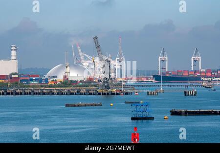 Marchwood, Southampton, England, Großbritannien, 2021. Im Hintergrund die Aluminiumkuppel des Marchwood ERF, die Müllverbrennungsanlage und der Containerhafen. Stockfoto