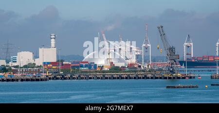 Marchwood, Southampton, England, Großbritannien, 2021. Im Hintergrund die Aluminiumkuppel des Marchwood ERF, die Müllverbrennungsanlage und der Containerhafen. Stockfoto