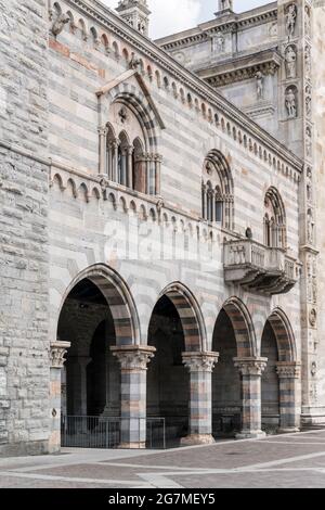 Loggia am mittelalterlichen 'Broletto'-Gebäude, aufgenommen im hellen Sommerlicht in Como, Lombardei, Italien Stockfoto