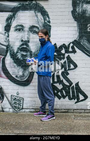 LONDON 15 Juli 2021 . Fußballfan Nick Herbert posiert mit den von dir auf Nike entworfenen Harry Kane Schuhen vor dem Wandbild, das im Auftrag des Londoner Bürgermeisters Sadiq Khan in Essig Yard in der Nähe der London Bridge von dem städtischen Straßenkünstler MurWalls enthüllt wurde. Das Wandbild zeigt ein Bild von Manager Gareth Southgate, Kapitän Harry Kane und Raheem Sterling „You did US stolze“ und würdigt die Erfolge der englischen Fußballmannschaft beim Erreichen des Finales der Fußball-Europameisterschaft 2020. Credit amer Ghazzal/Alamy Live News Stockfoto