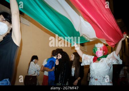 Italienische Fans feiern mit Tricolore-Flaggen den Sieg beim Endspiel gegen England bei der Fußball-Europameisterschaft EURO 2020 Stockfoto