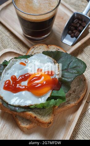 Spiegelei auf dem Gemüse und Brot zum Frühstück Stockfoto