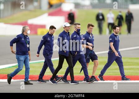 Nichola Latifi (Mitte) von Williams geht die Strecke vor dem Grand Prix von Großbritannien in Silverstone, Towcester. Bilddatum: Donnerstag, 15. Juli 2021. Stockfoto