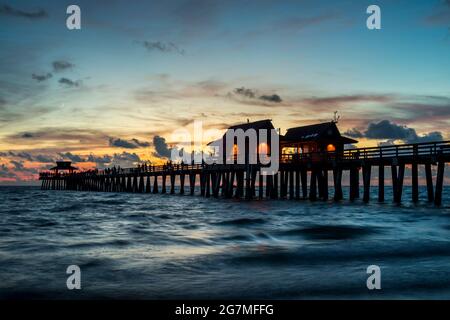 Naples Pier bei Sonnenuntergang, Naples, Collier County, Florida, USA Stockfoto