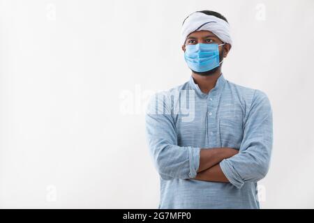 PORTRÄT EINES LANDMANNS MIT WEISSEM TURBAN AUF DEM KOPF UND EINER MASKE Stockfoto