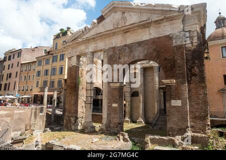 Rom, Italien - Juli 2021 - Portico di Ottavia ein antikes römisches Bauwerk, das Augustus im Namen seiner Schwester erbaut hat. Stockfoto