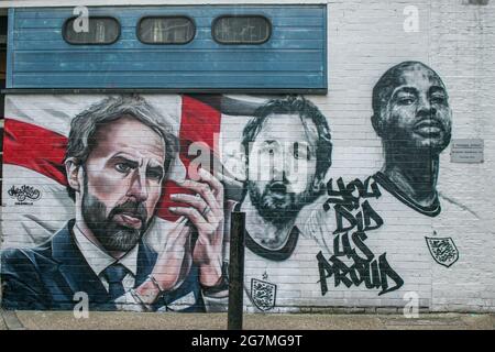 LONDON 15 Juli 2021 . In Essig Yard in der Nähe der London Bridge wurde ein Wandgemälde vom städtischen Straßenkünstler MurWalls enthüllt, das vom Bürgermeister Sadiq Khan in Auftrag gegeben wurde. Das Wandbild zeigt ein Bild von Manager Gareth Southgate, Kapitän Harry Kane und Raheem Sterling neben dem Slogan „You did US stolze“ und würdigt die Erfolge der englischen Fußballmannschaft beim Erreichen des Finales der Fußball-Europameisterschaft 2020. Credit amer Ghazzal/Alamy Live News Stockfoto