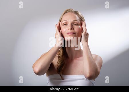 Schönheitsbehandlungen mit Händen und Fingern, um das Gesicht sanft zu massieren. Ruhe und Entspannung. Ich Zeit. Stockfoto