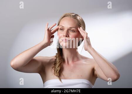 Schönheitsbehandlungen mit Händen und Fingern, um das Gesicht sanft zu massieren. Ruhe und Entspannung. Ich Zeit. Stockfoto