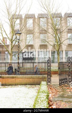 Zeigt das Büro Leicester IBM im Hintergrund, mit Geländern und einem alten goldfarbenen Tor. Hecken und Menschen, die zum Lower New Walk hinüber laufen. Stockfoto