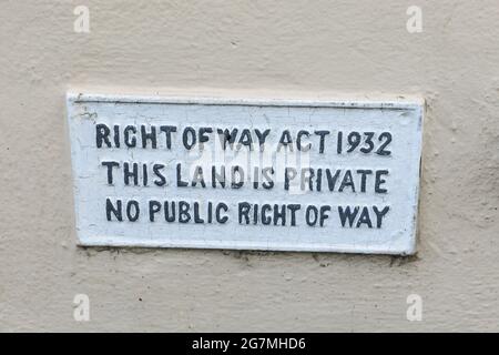 Ein Schild an einer Wand mit der Aufschrift „Right of Way Act 1932 This Land is private no public right of Way“, England, Großbritannien Stockfoto